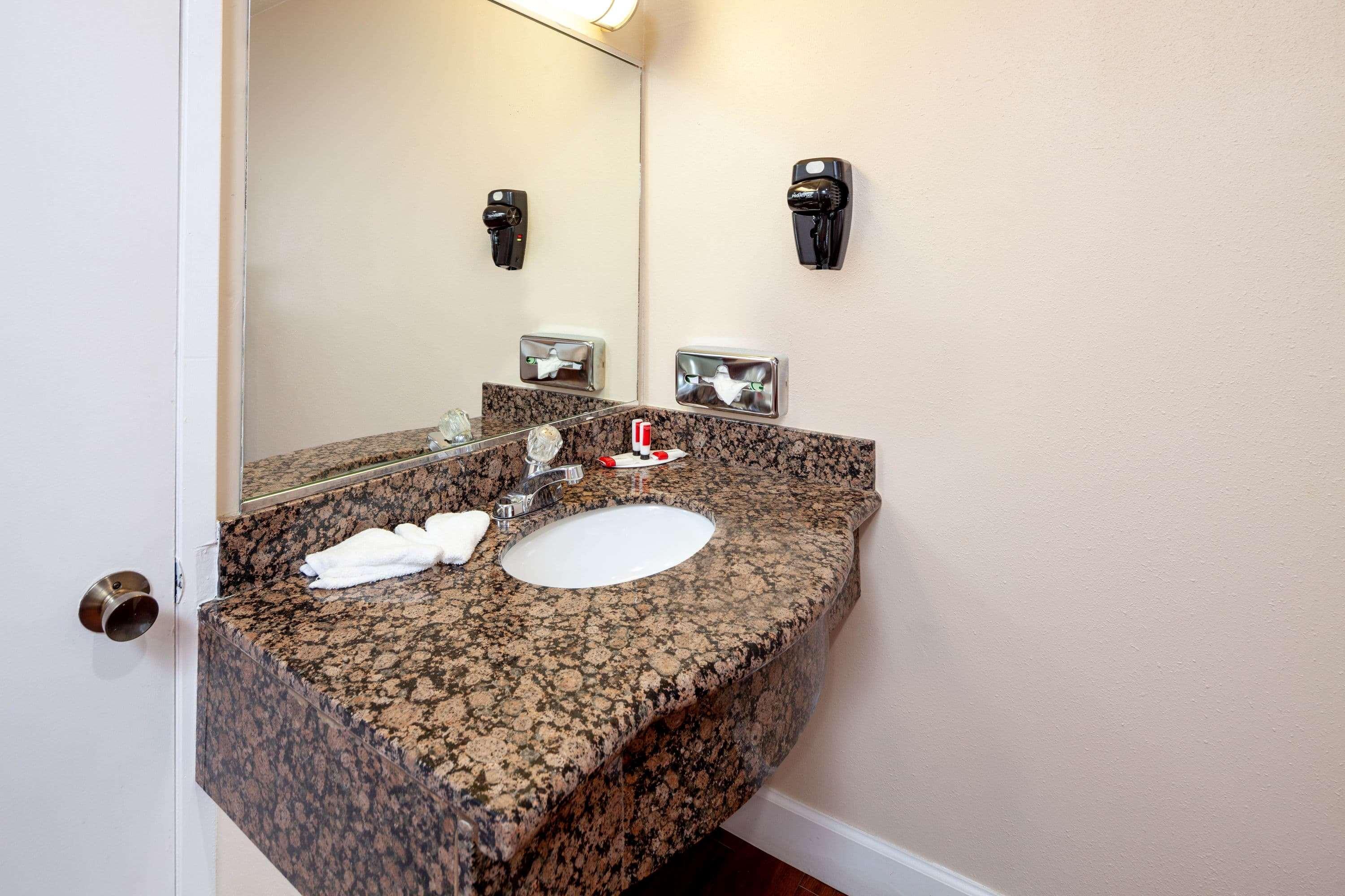 Hotel Travelodge By Wyndham Harbor 2*